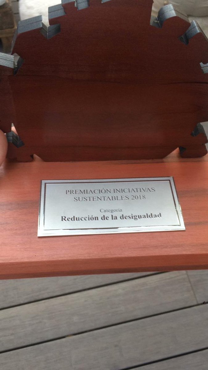 clycme's tweet photo. Gracias @HubSustentable @pulso_tw por este premio, por este reconocimiento, de iniciativas sustentables 2018 en la categoría Reducción de la desigualdad. #PremioSustentable2018 https://t.co/ycNnpjn0bO