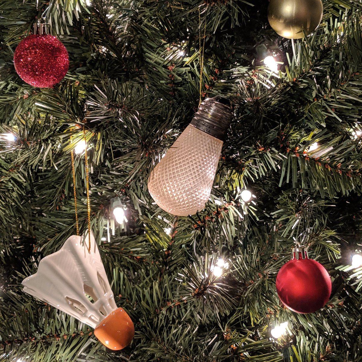 Our bulbs make great holiday ornaments! Get yours at LightTheSign.com
#westernauto #westernautobuilding #kccrossroads #downtownkc #kcmo #historickc #holidayornaments #deckthehalls #pieceofhistory #lightthesign #christmastree #ornament #shuttlecock #nelsonatkins