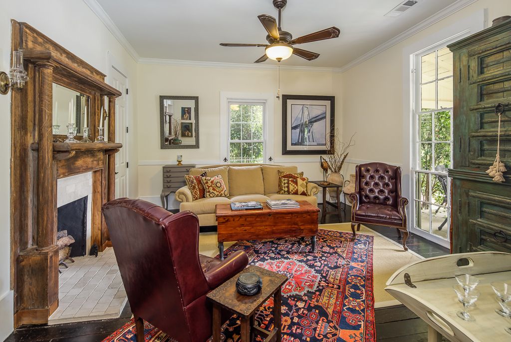 AtlantaMagazine's tweet photo. This 168-year-old beauty is near Roswell's downtown historic district. And it's up for sale. Take a tour: https://t.co/OyRtg3HwX0 https://t.co/qTRyy5uTWU