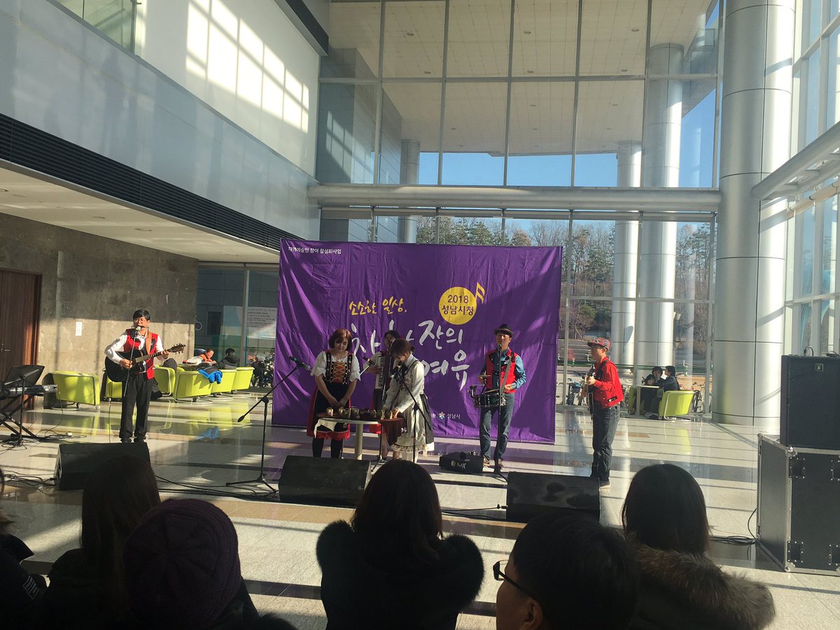 어린이합창단의 캐롤 이후 2부로 요들송 공연합니다