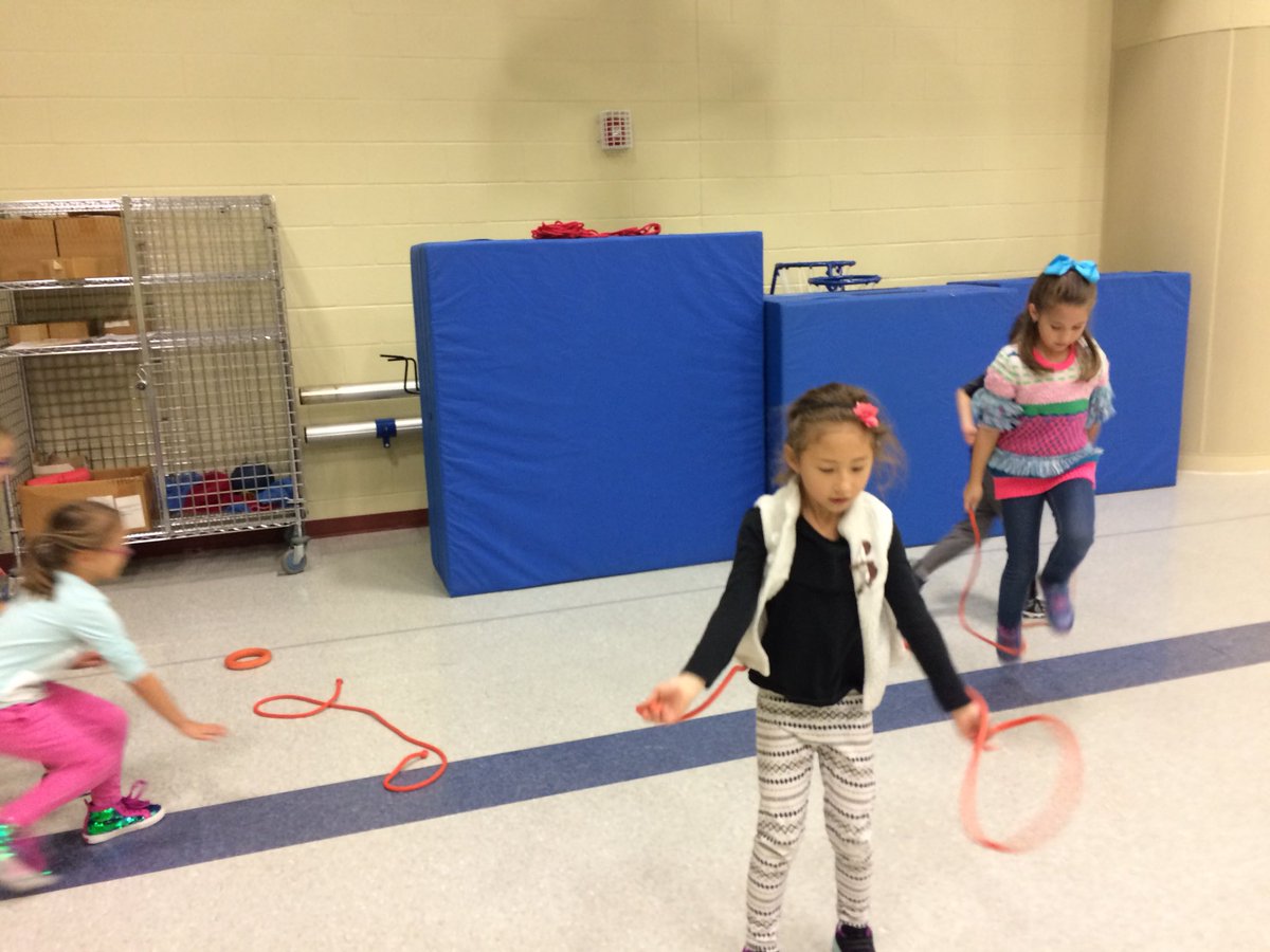 karenr6191's tweet photo. Such a fun way to learn about how the blood flows through the heart! #Heartadventure #SVpower @FUTP60 @MidwestDairy https://t.co/gPlawyQG7R