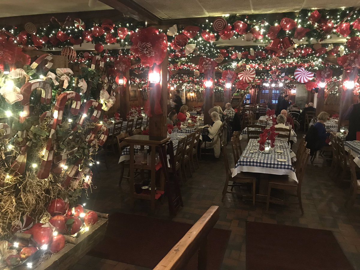 chouchoutv's tweet photo. Celebrating the season with the people I love the most at the gloriously-decorated @angusbarn #alldeckedoutforchristmas #parentsintown #slabofsteakinmybelly #familytime #heartisfull https://t.co/e7xblsRuXA