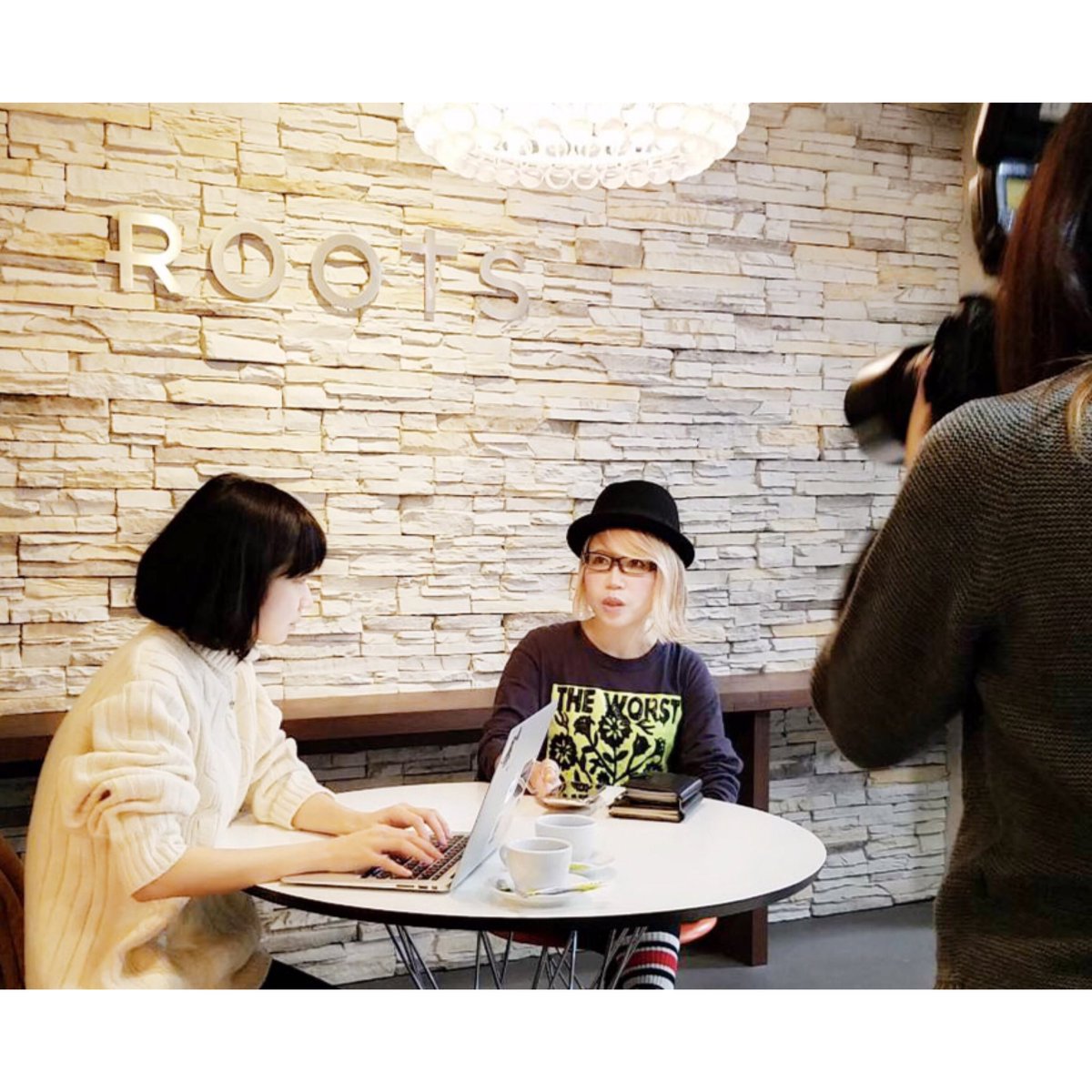 おはようございます😊今朝の #ROOTS は #エイ出版社「 #メンズプレッピー」取材撮影❗️#メンズ #業界誌 ならではのマニアックな内容🔥でも全員が女性✨ 楽しい企画なので、是非来年に見てくださいねっ。
#メンズトレンド大賞 もご覧下さい✨
#ヘアカタログ #ROOTS加藤孝子
#東京 #渋谷 #美容院 #美容室