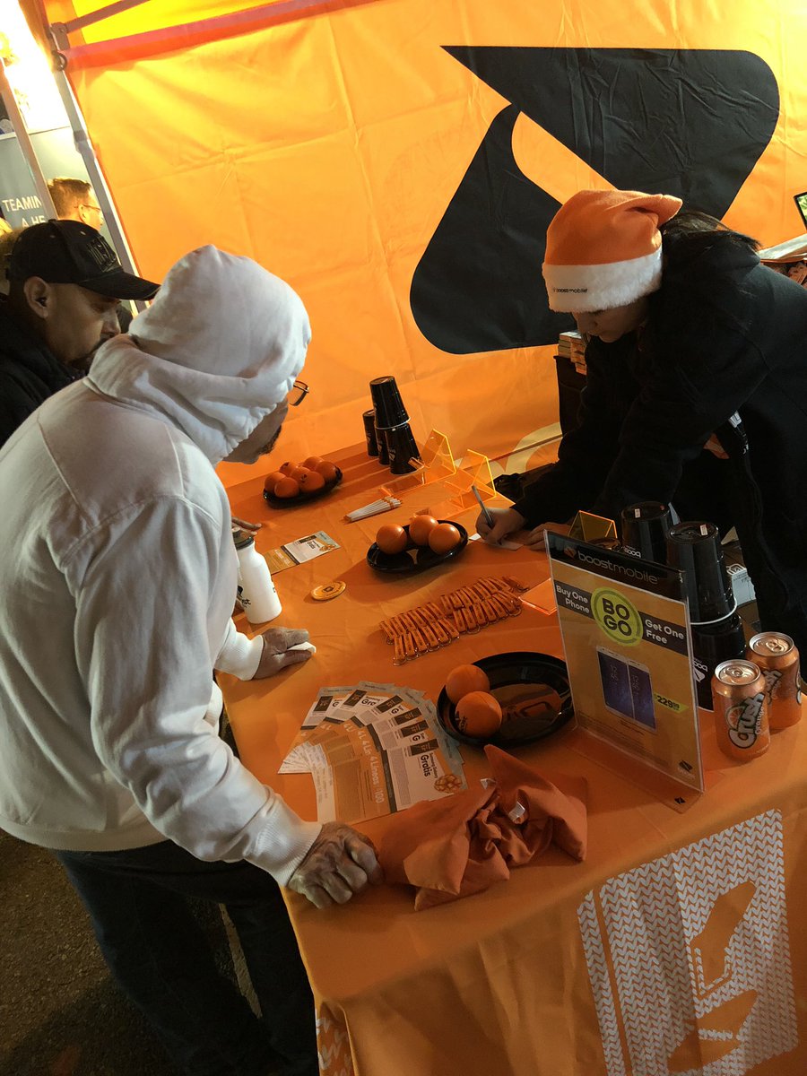 2 ports going out from Metropcs <a href="/LMJoseToro/">Jose</a> <a href="/Jenhustle976/">Jen Villalobos</a> <a href="/dahlquist/">dahlquist</a> at the Las Mañanitas event