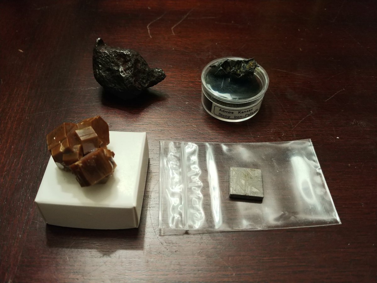 Astrenome's tweet photo. My new babies ๐ #iloverocks #meteorites #fusioncrust #mynewbabies https://t.co/vwrdnDNHHB