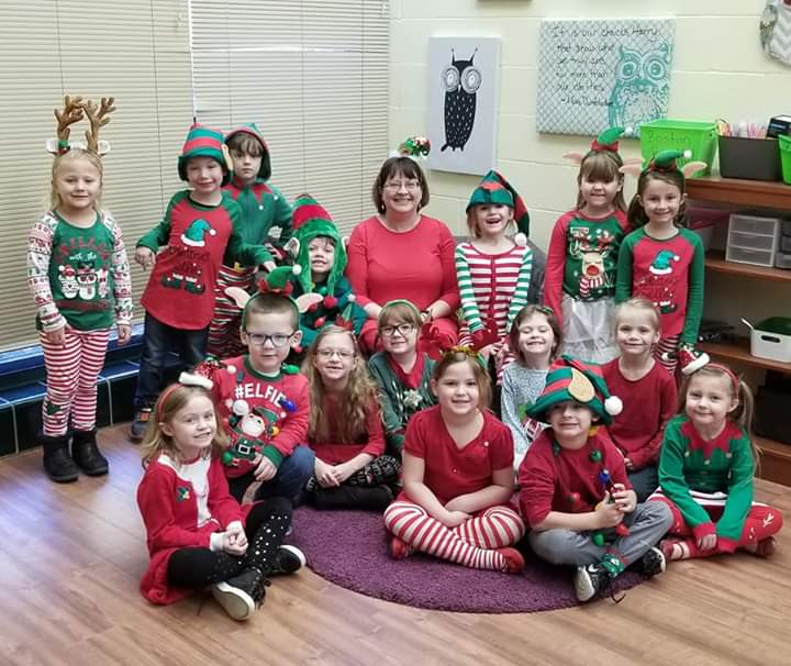 TeresaJLowery's tweet photo. Elves at the school today! ❤
#BMerryBoston #BDashingDec https://t.co/GAE06kNJnI