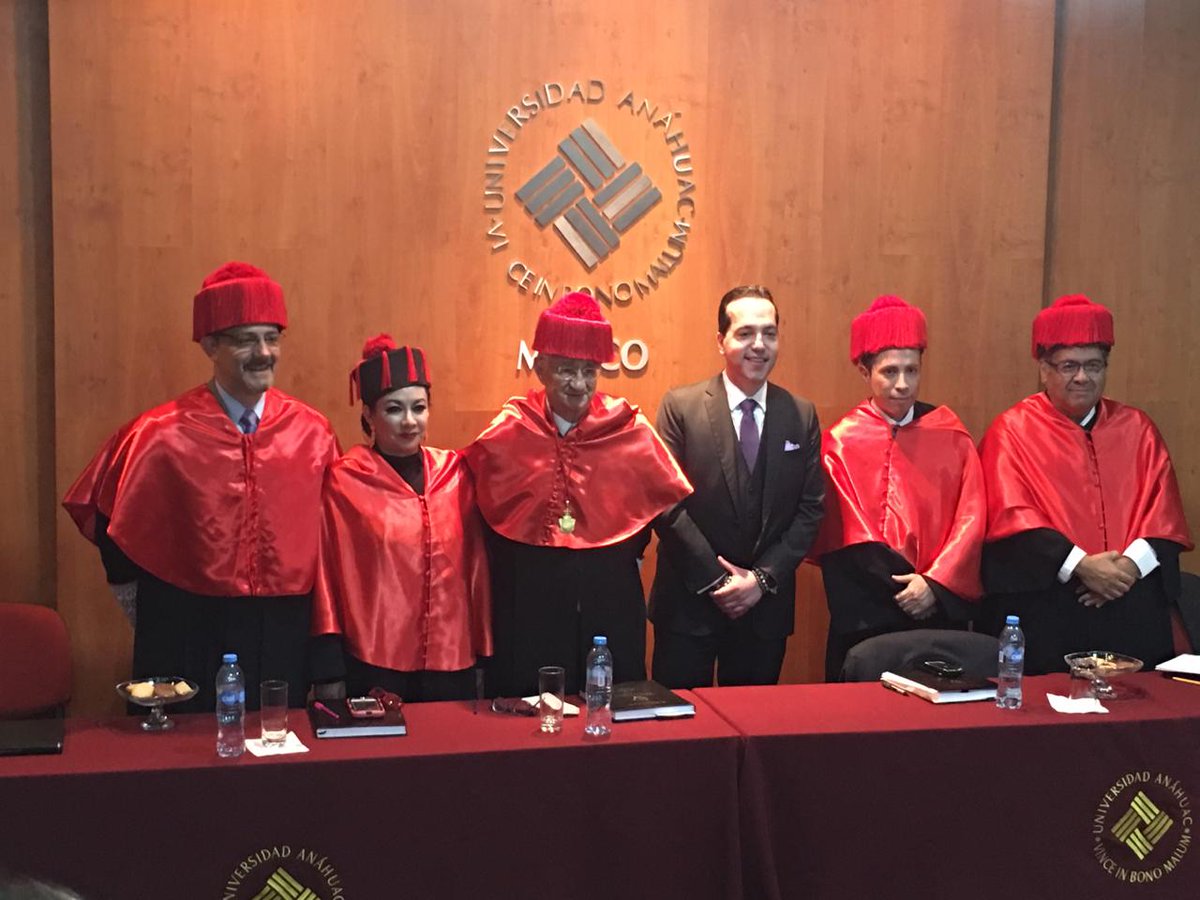 Una gran felicitación para el secretario académico del #CNNM <a href="/MarcoEspinoza06/">Marco Espinoza</a> por obtener su grado de doctor en derecho con mención honorífica. ¡Enhorabuena!