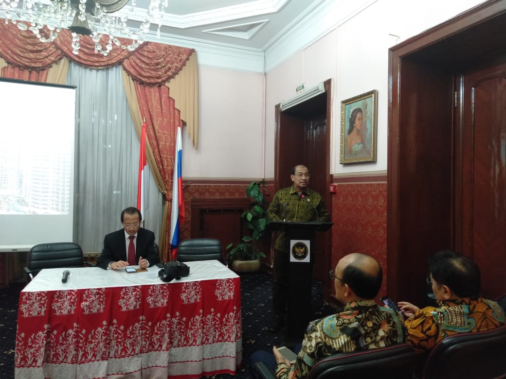 Nono Sampono (@nonosampono) on Twitter photo Disela kesibukan kunjungan kerja ke Rusia, saya masih sempat bertatap muka & memberikan pemahaman tentang perlunya menjaga ketahanan budaya & jati diri bangsa kepada para mahasiswa (S-1, S-2 & S-3) Indonesia yg sedang kuliah di Moscow <a href="/watuaDPDRI/">Wakil Ketua DPD RI</a> <a href="/DPDRI/">Senator Indonesia</a> Disela kesibukan kunjungan kerja ke Rusia, saya masih sempat bertatap muka & memberikan pemahaman tentang perlunya menjaga ketahanan budaya & jati diri bangsa kepada para mahasiswa (S-1, S-2 & S-3) Indonesia yg sedang kuliah di Moscow <a href="/watuaDPDRI/">Wakil Ketua DPD RI</a> <a href="/DPDRI/">Senator Indonesia</a>
