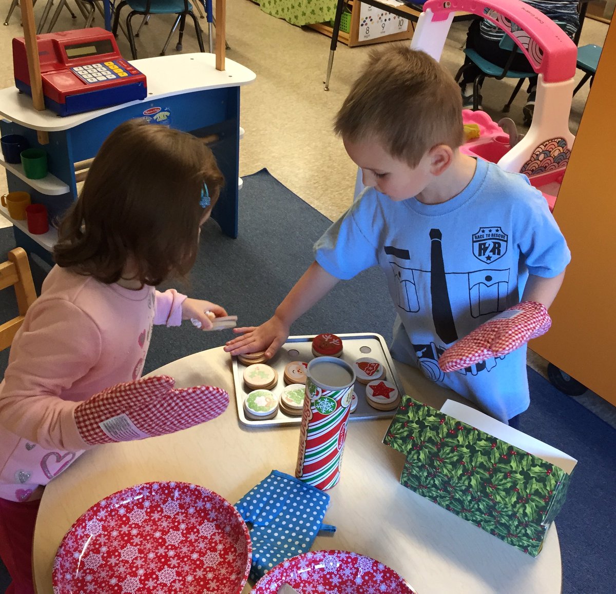 jennyk2295's tweet photo. Baking cookies in pretend play! We love playing cooperatively and using our imagination. This goes along with our Gingerbread Man unit. The students were pretending to send cookies off to people who are sad and need cheering up. Made my heart melt! :) #Littlelancerspreschool https://t.co/5j4CRSajJi