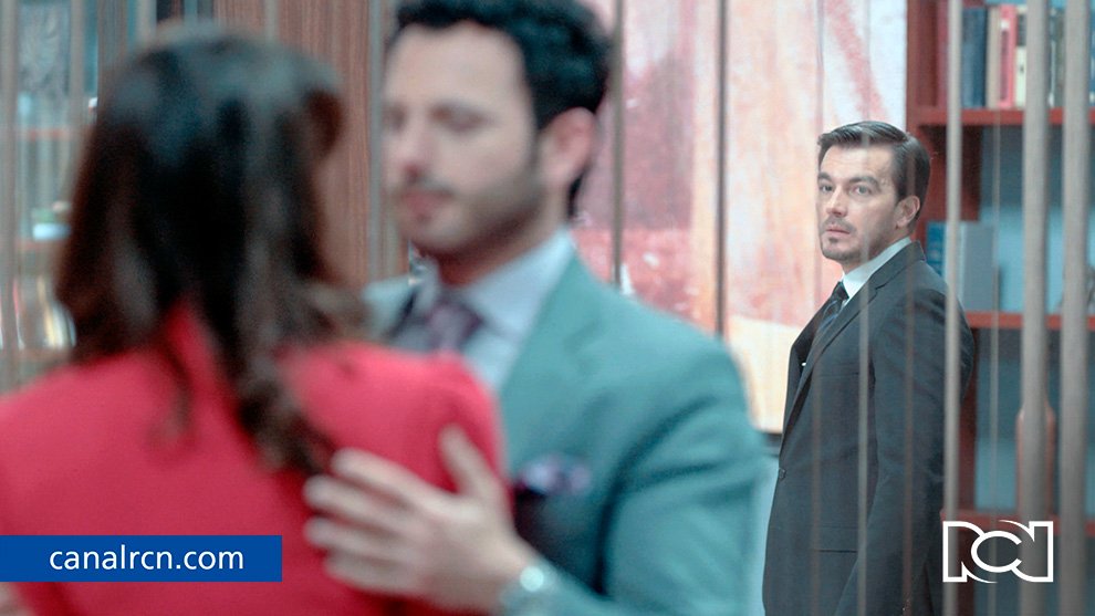 ¿Ustedes qué harían si estuvieran en mi lugar? ¿Creen <a href="/JuliaEsAbogada/">Julia Escallón</a> estaría dispuesta a estar de nuevo conmigo? #LaLeyDelCorazón → goo.gl/d5h2gr