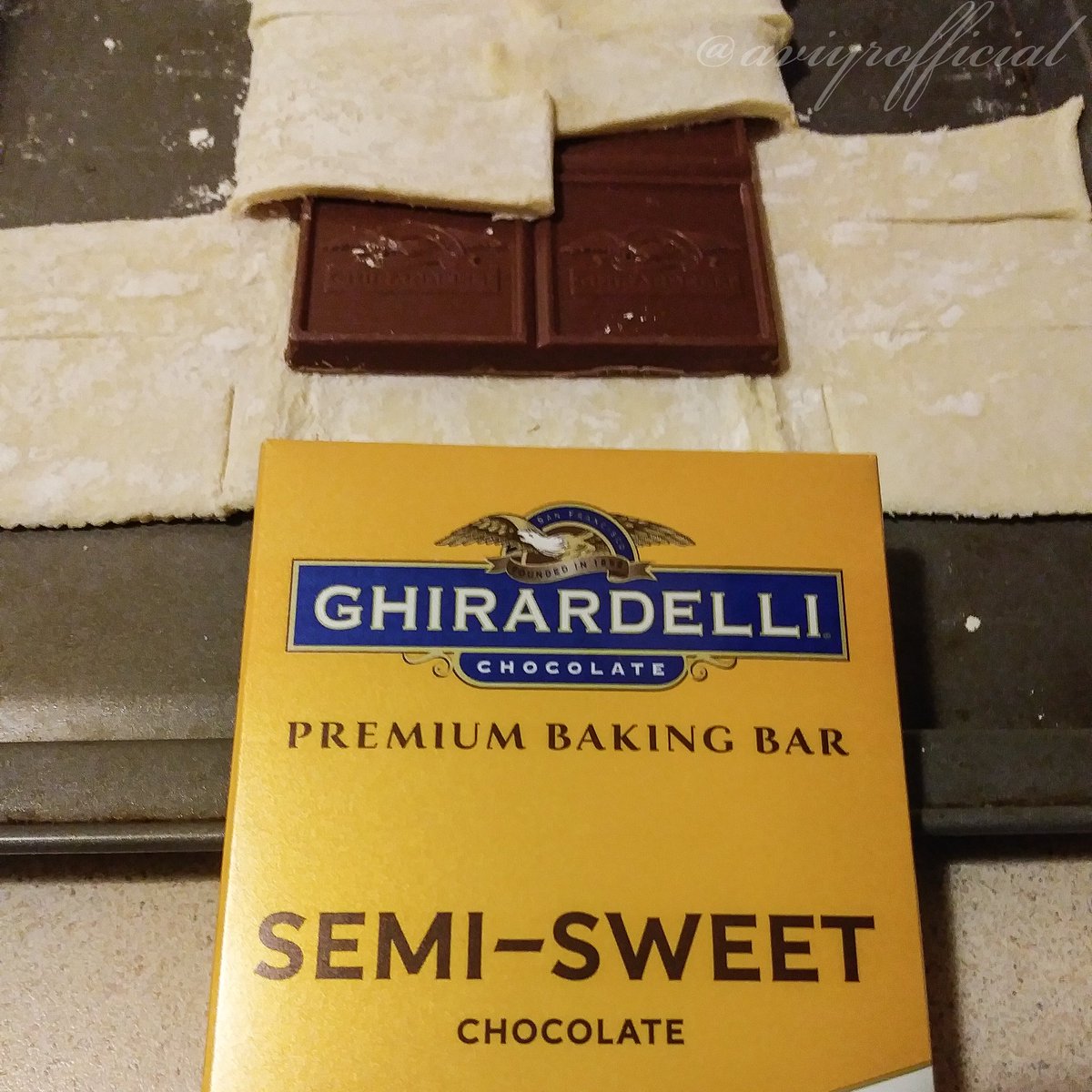 AviYRofficial's tweet image. Breakfast is better when you start with @LoveGhirardelli ! Put #Ghirardelli chocolates in puff pastry dough, twist it anyway you like and bake. Sift powder sugar on top for presentation 😉😋 
Serve with @NESCAFE
Try dunking it 😉
#chefhack #pastry #yum #cheflife #baker #momlife