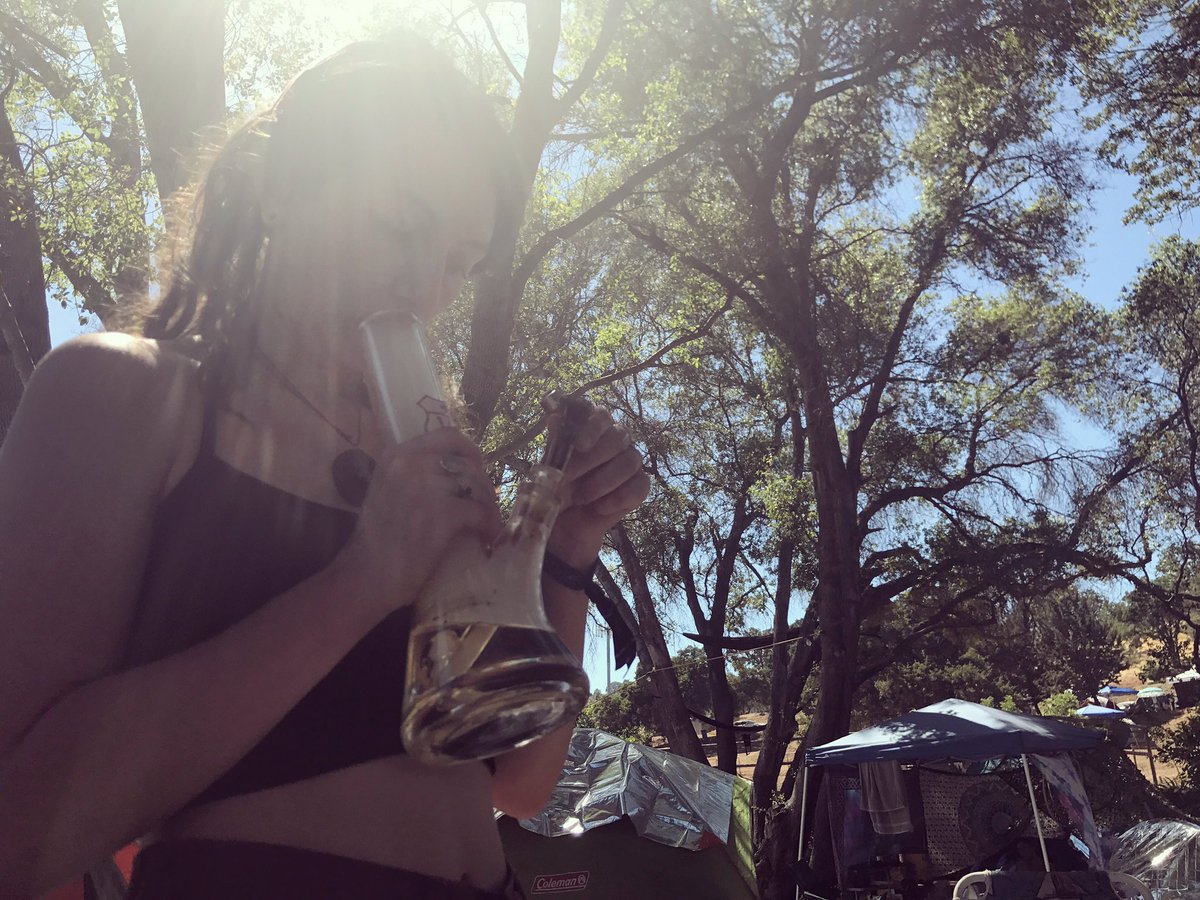 slugwifey's tweet image. it’s also my bongs birthday today, 2 years with me ✨🌬 #ustubes