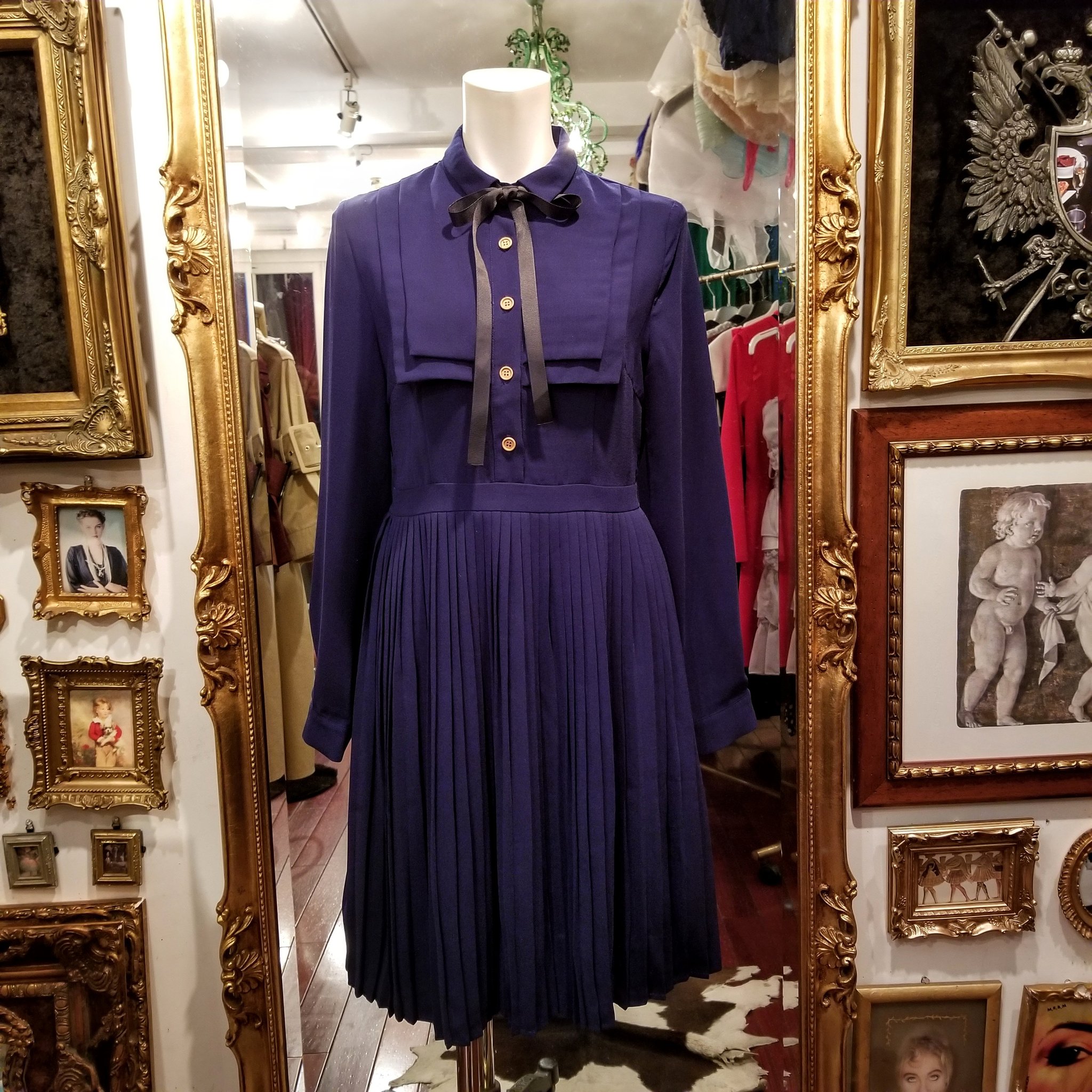 代官山chocolate ショコラータ たくさんのお問い合わせをいただき おてんばショコラより大人気のワンピースが 再入荷 出来ました 一枚目は佐藤ノアさんのyoutubeでも紹介されました清楚なプリーツワンピースのネイビー Size M L