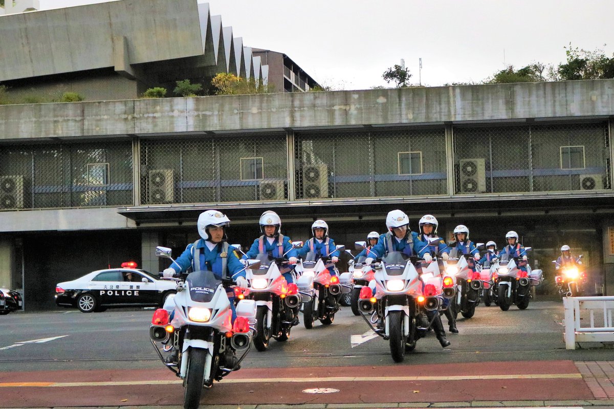 oita_police's tweet photo. 【平成30年おおいた冬の事故ゼロ運動出発式②】
実施期間：12/12(水)～21(金)
運動の重点：①横断歩道でのマナーアップ
②高齢者と子供の交通事故防止
③飲酒運転の根絶
④夕暮れ時と夜間の交通事故防止
みなさんのマナーアップをお願いします！＃大分県警　＃交通安全　＃白バイ　＃パトカー https://t.co/2DZKQmnanF