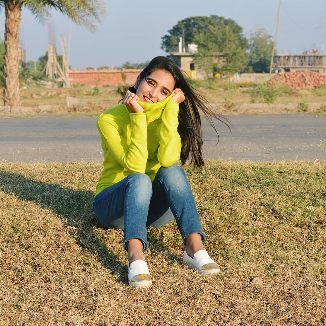 aastha24151's tweet photo. Happy in my turtleneck sweater!! 
#smokedupeyesbyaastha 
#fashionblogger #styleblogger #neonsweater #wednesday #punjab #ootd #sunshine #sunnyday #bloggers #India https://t.co/BZdoqImDF0