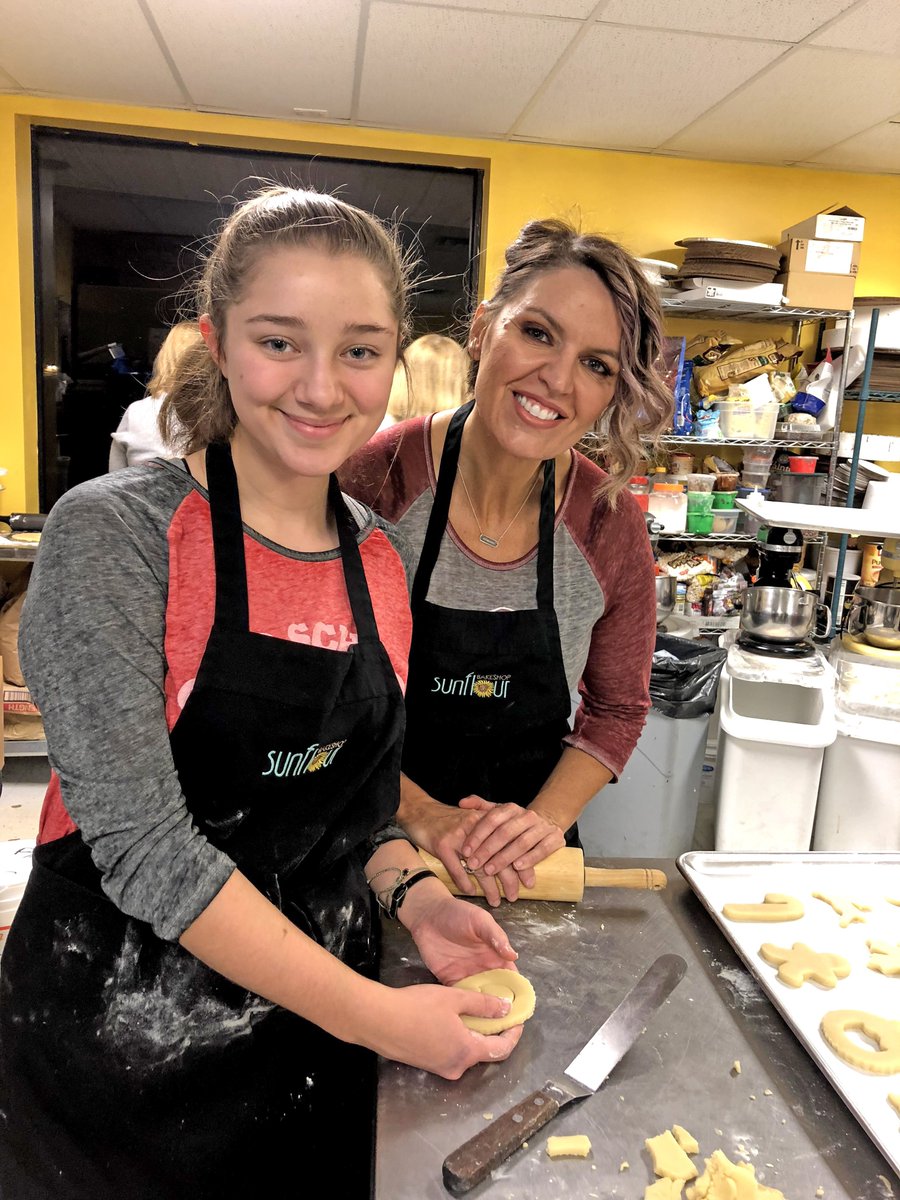 sunfloursweets's tweet photo. Happy tidings! 🎄 This Thursday's (12/13) Gift Making class has spots available! Call the shop and sign up for the 6-8:30 time slot 📞 Also, we're adding a cookie swap class on Tuesday 12/18 from 6-8:30 🍪 Admission is $60, call the shop to sign up! https://t.co/yJkm75XRh2
