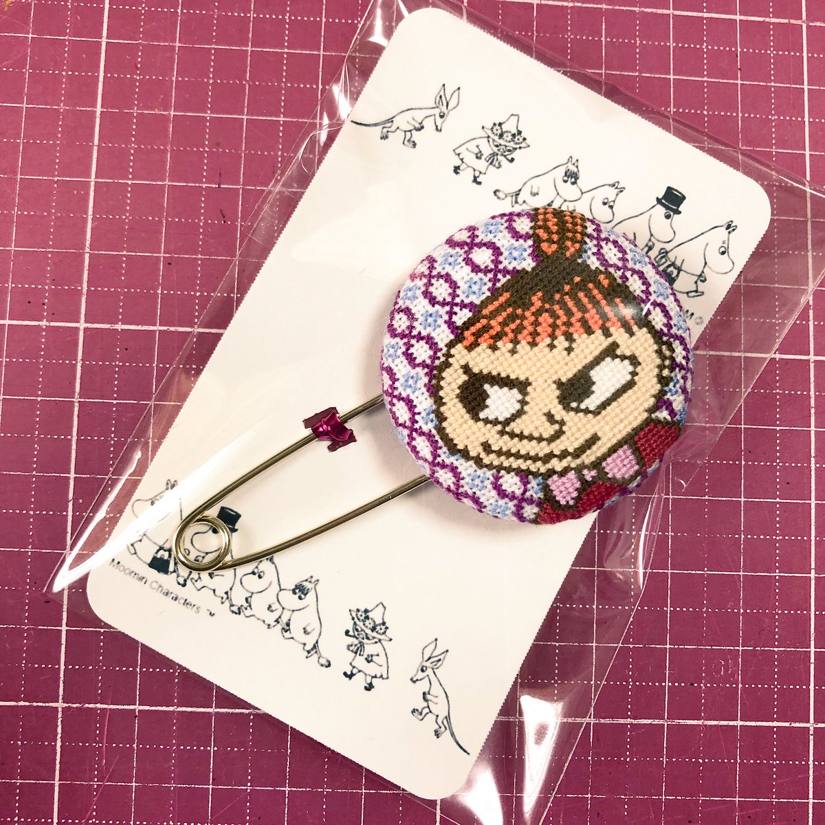 Nyata Ko Twitter પર 毎日家の中でストールをしているらしいのでストールピンに加工してみました クロスステッチ Nyata Ko Twitter પર 毎日家の中でストールをしているらしいのでストールピンに加工してみました クロスステッチ
