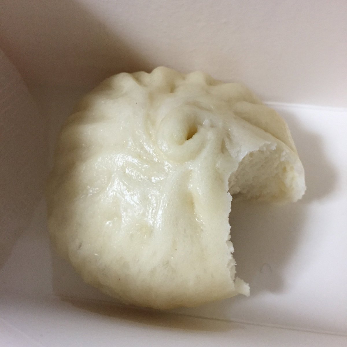 うーさま 3121 Twitterren 急きょ差し入れ Paopaoさんの和豚もちぶた肉まんなのだっ C 里穂牧瀬 一口 食べて美味しかったので皆に紹介しようと思い 一口食べかけの写真をアップしてみるのでう ３ Paopao 中華まん 肉まん これからワークアウト