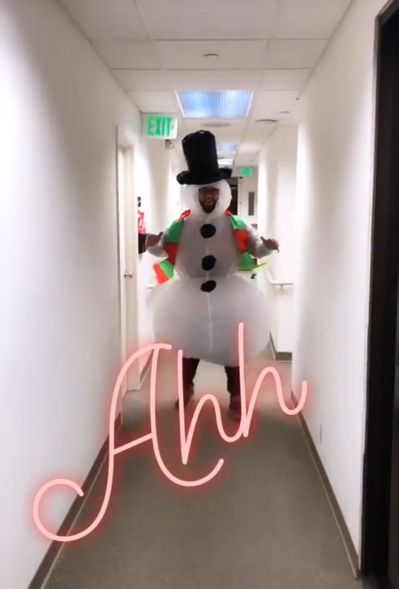 KMcKOnline's tweet image. #GreysAnatomy art &amp;amp; #SetDecorating dept getting into spirit for Tuesday's #HolidayParty at studio. 💖🤶🏼🌲💖☃️

📷 @NicDecorator / IG stories
