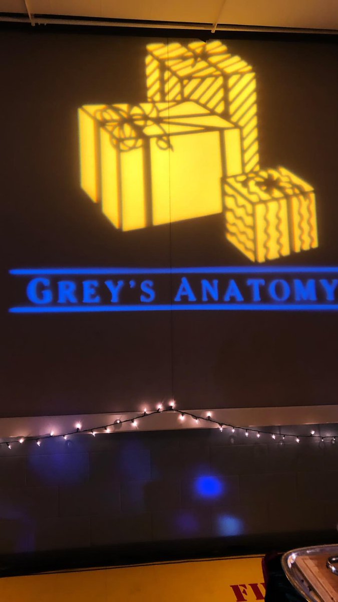 KMcKOnline's tweet image. #GreysAnatomy art &amp;amp; #SetDecorating dept getting into spirit for Tuesday's #HolidayParty at studio. 💖🤶🏼🌲💖☃️

📷 @NicDecorator / IG stories