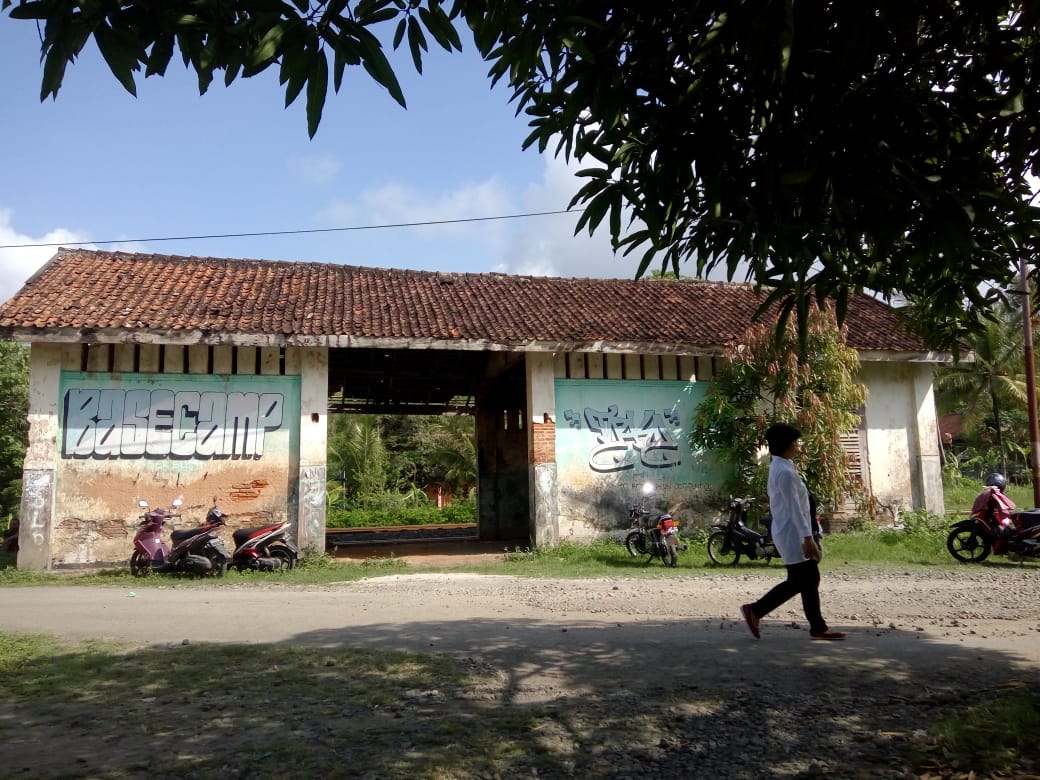 watespahpoh's tweet image. Bertahan di tengah hilir mudik jalur kereta api selatan Jawa. Stasiun Kalimenur, Sentolo, tersimpan sebagai stasiun tahu. Hari ini, mantan pegawai stasiun yg tinggal di dekat stasiun meninggal. Foto: Agus B #MampirKulonProgo