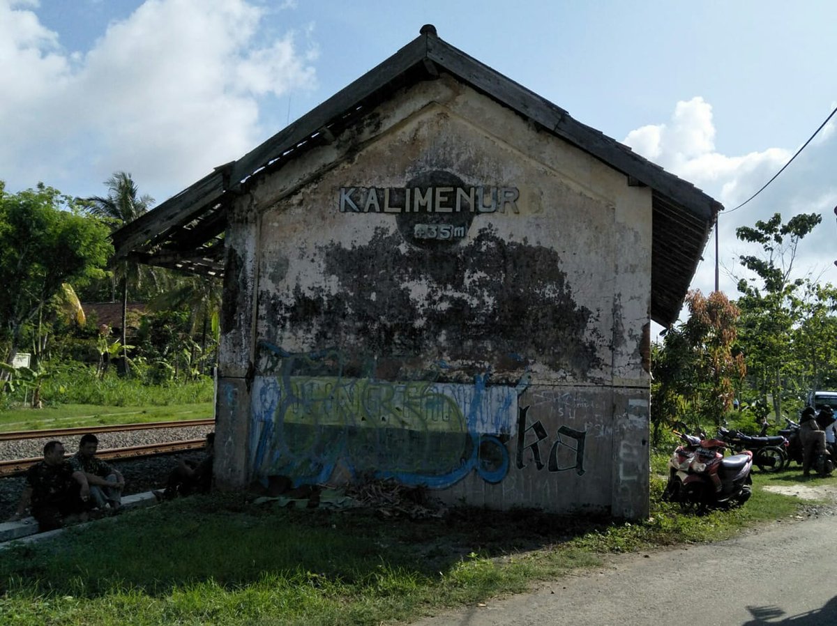 watespahpoh's tweet image. Bertahan di tengah hilir mudik jalur kereta api selatan Jawa. Stasiun Kalimenur, Sentolo, tersimpan sebagai stasiun tahu. Hari ini, mantan pegawai stasiun yg tinggal di dekat stasiun meninggal. Foto: Agus B #MampirKulonProgo