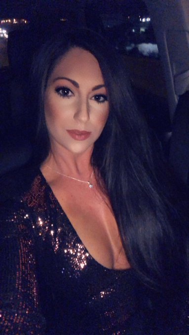 Holiday party nights 💋 https://t.co/ATUHGiBOX9