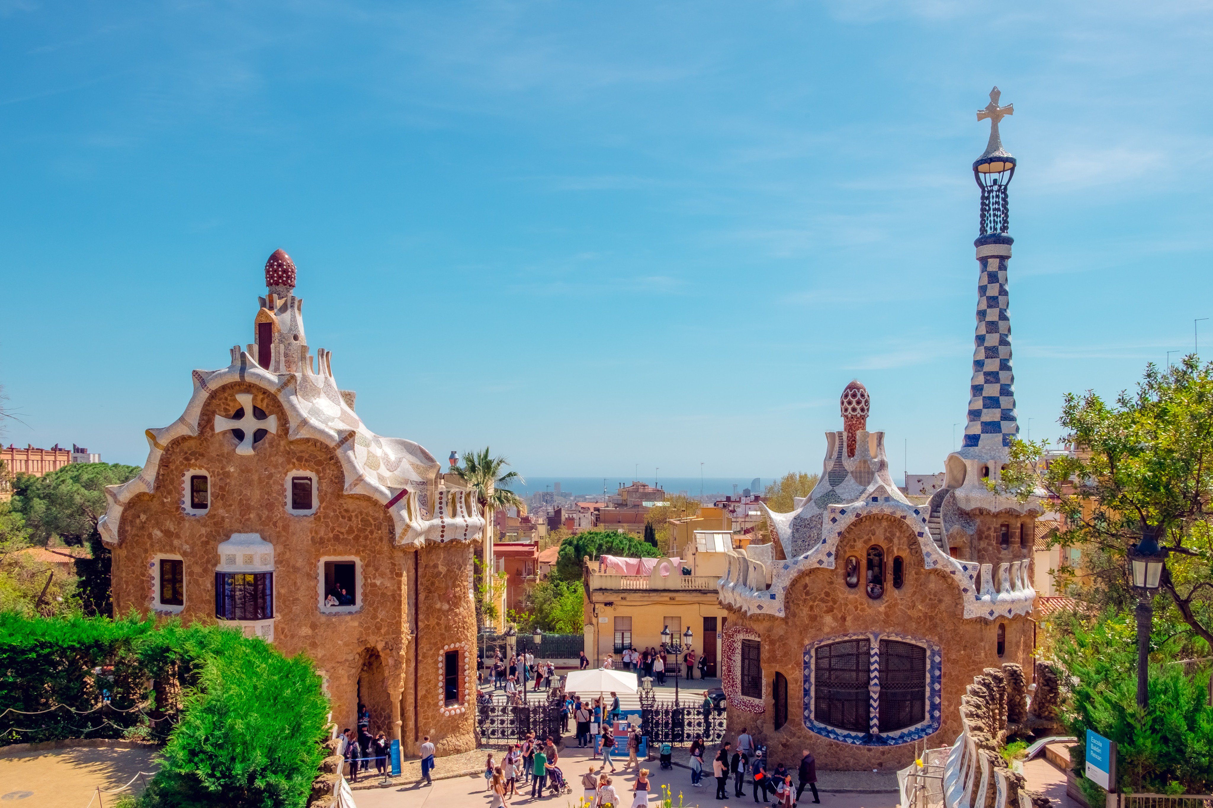 マッキー 美しい風景を探して100ヶ国旅行 No Twitter ガウディが作った建築物 スペイン まるでメルヘンの世界に来たかのような独特の形をした建物ばかりでした ガウディ建築は ぜひ生で見てほいいです T Co 2dlte0lk9t Twitter