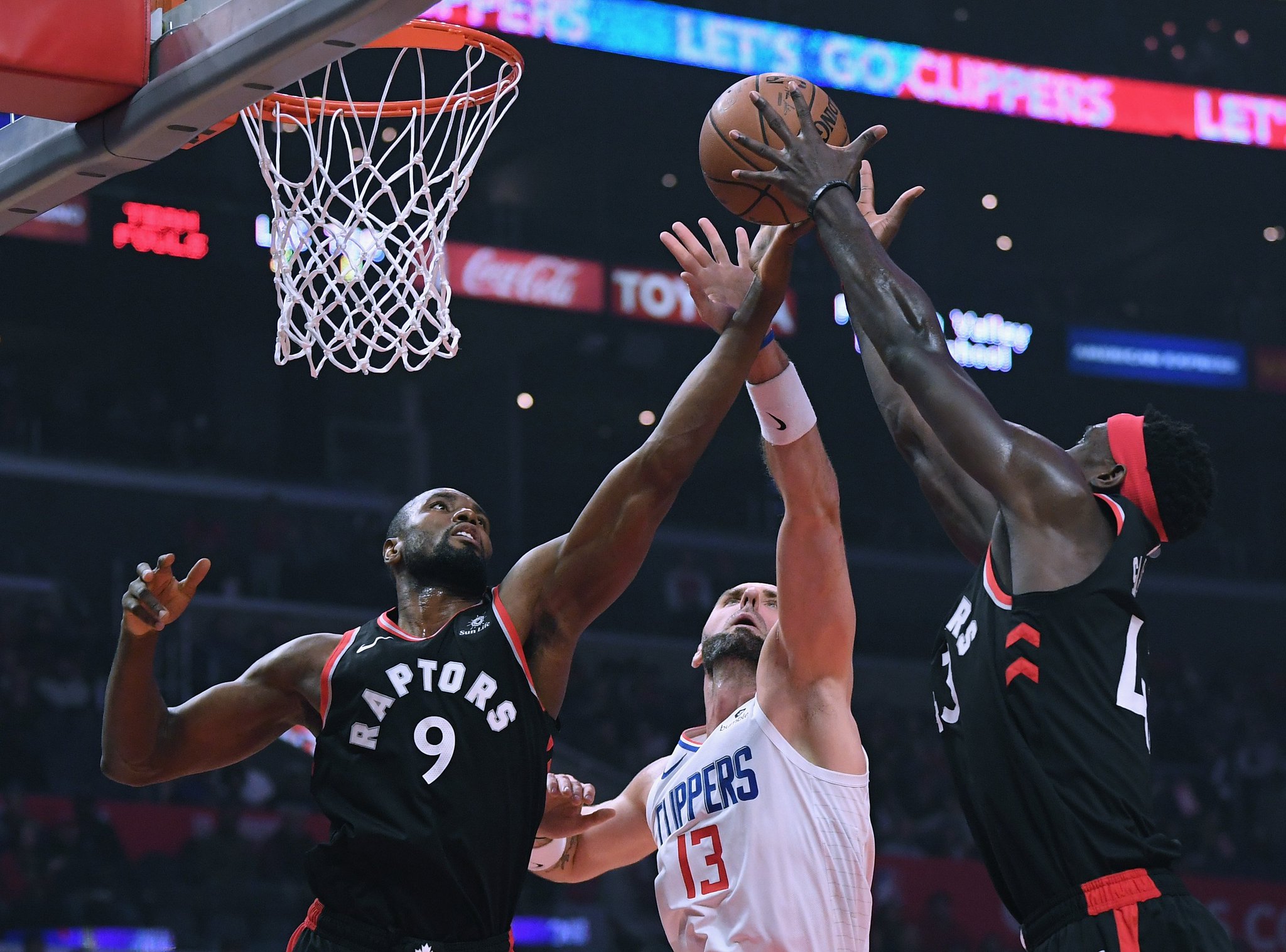 Serge Ibaka en el partido frente a Los Ángeles Clippers (Foto: Toronto Raptors).