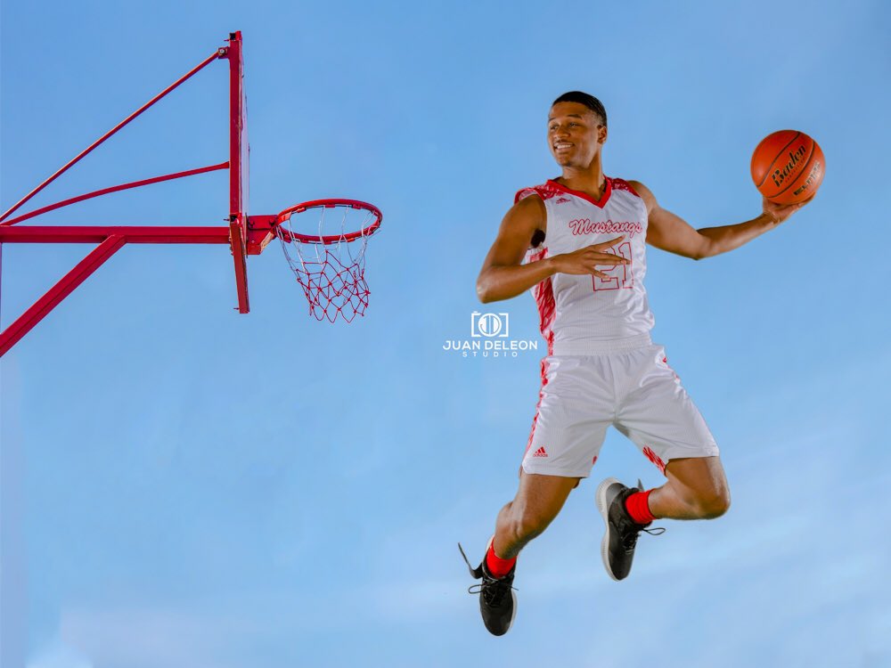 bikevato's tweet photo. @NS_hoops varsity basketball series. I done a few variations, I always have to include one fire artwork in every series. All photos shot with @profotousa B1βs and B2βs with @CanonUSApro 70-200mm. #houstonhispanic #juandeleonstudio @GalenaParkISD @NSSHS_gpisd https://t.co/HGnOI7EFVe
