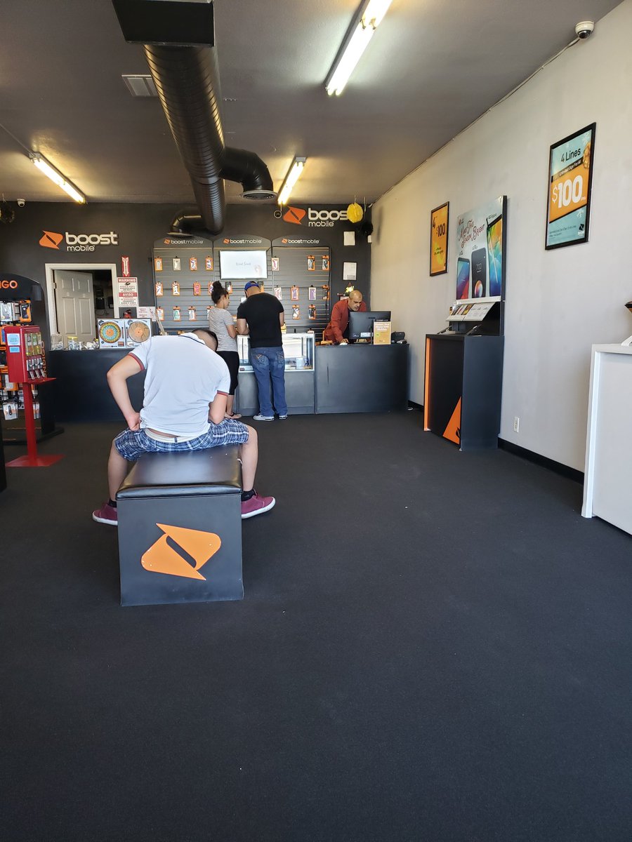 Desert Comm in Palm Springs staying busy with these amazing holiday promos. @noreen_vip @MichaelHarnVIP <a href="/Alicia_SPG/">Alicia Gonzalez</a> <a href="/DaveBerginVIP/">Dave Bergin</a> <a href="/VIPwireless/">VIP Wireless</a>