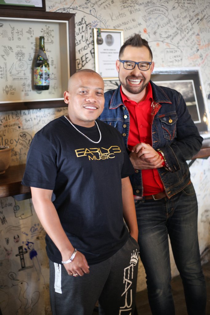 Skuif reg vir vanaand se episode met rymkletser, <a href="/EarlyB_Music/">Early B Music</a> ! En dan is dit tyd vir die Kersfees-gees. Kom kry idees vir jou eie Kersdag by <a href="/AleitSwanepoel/">Aleit Swanepoel</a> se pragpartytjie op Stellenbosch. Vanaand om 18:00 op <a href="/kykNETtv/">kykNET TV</a> ! <a href="/HGGroep/">HGGroep</a> #TydmetAleit