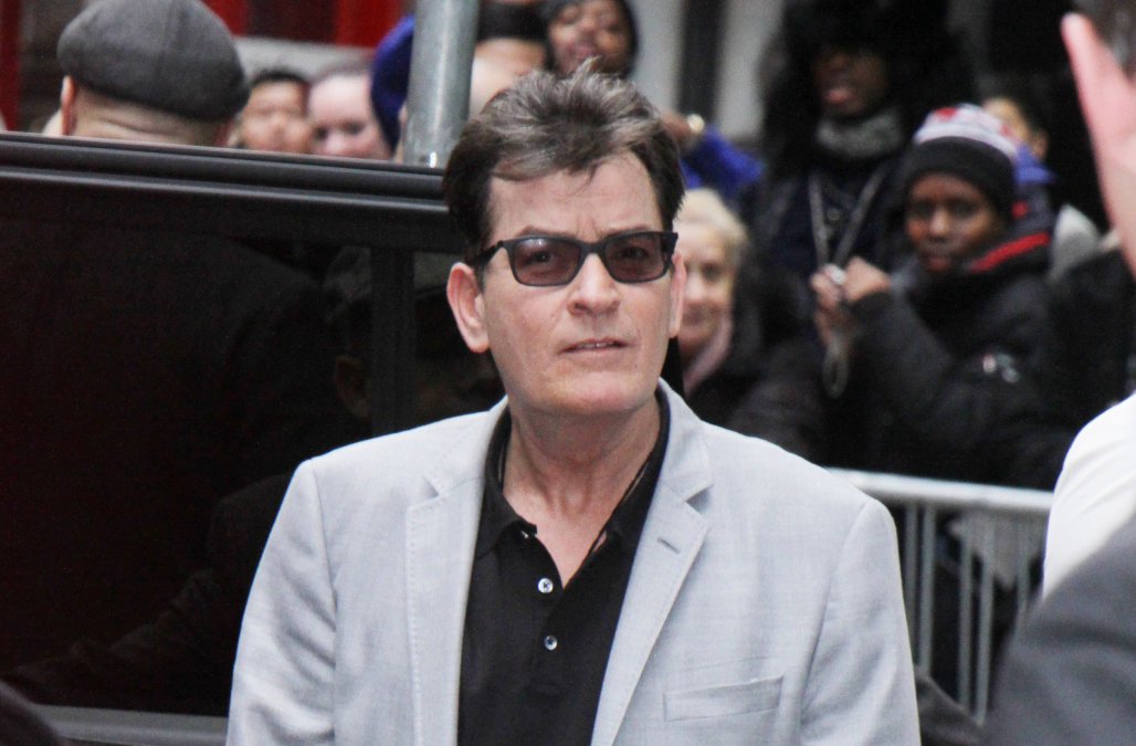 BreakingNewsHom's tweet photo. New post (Charlie Sheen celebrates one year of sobriety: ‘#TotallyFocused’) has been published on Breaking News - https://t.co/H8Lho2iY7z https://t.co/mnYb6tsuSX