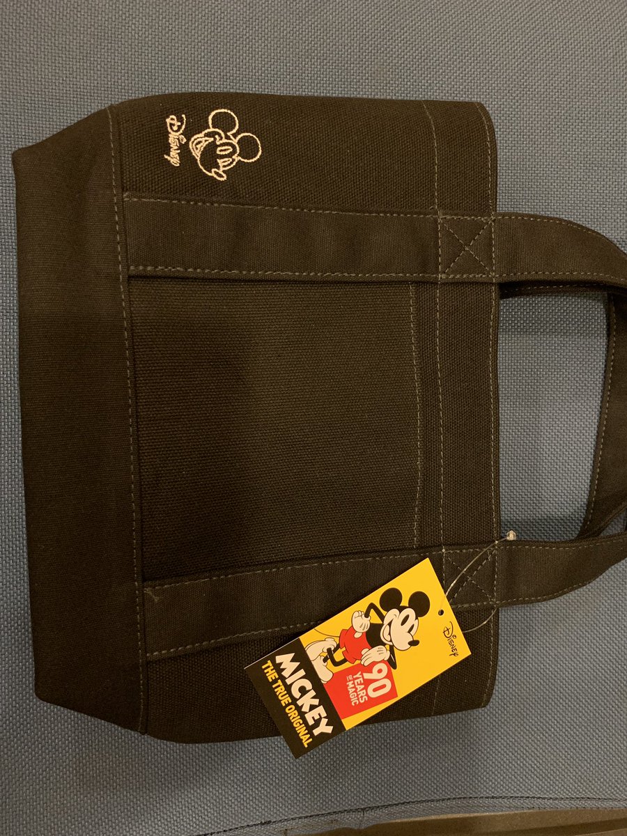 manisesu's tweet photo. 西新宿のメルセデスベンツで、ミッキーの90周年トート買っちゃった😍
したら、非売品のファイルも頂けて幸せでござる💕✨
#mickeymouse 
#90yearsofmagic 
#Disney 
#smart
#Mercedesbenz https://t.co/5r7IGqiBof