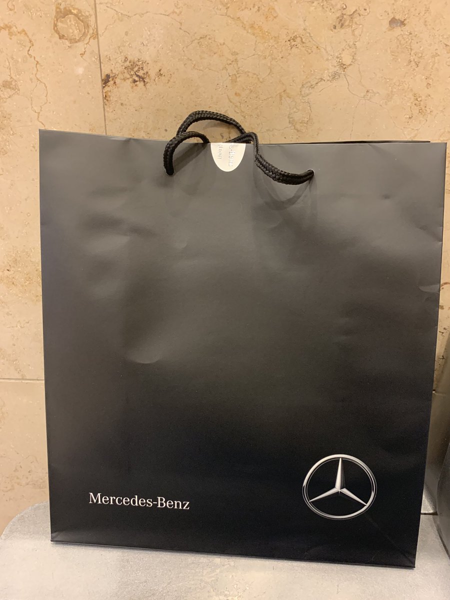 manisesu's tweet photo. 西新宿のメルセデスベンツで、ミッキーの90周年トート買っちゃった😍
したら、非売品のファイルも頂けて幸せでござる💕✨
#mickeymouse 
#90yearsofmagic 
#Disney 
#smart
#Mercedesbenz https://t.co/5r7IGqiBof
