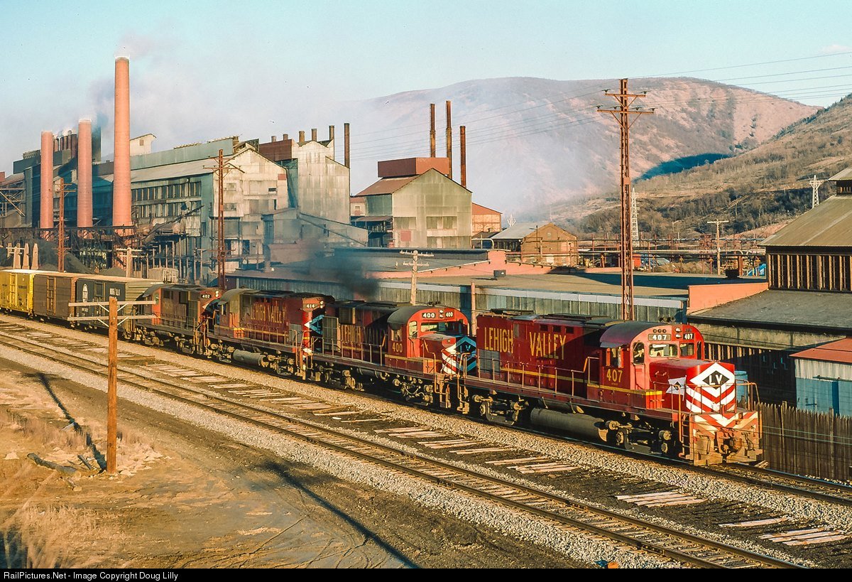 TrainPicsDaily's tweet image. Lehigh Valley C420 #407 with Train AM-1 passing the New Jersey Zinc Company's massive west plant in Palmerton, Pennsylvania. The company was easily the largest employer in the county. Photo by Doug Lilly. 3-6-1976.

railpictures.net/photo/537880