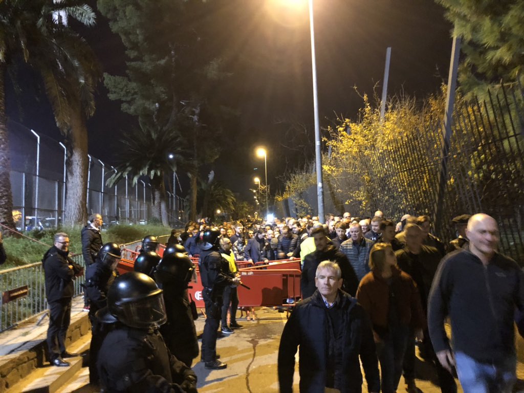 jetodareistodo's tweet image. Spurs fans badly treated outside Camp Nou. All fans funnelled through no of narrow pinch points. Fans squashed &amp;amp; frustrated. Other side were riot police waiting to pounce. Fans have to give up all rights &amp;amp; fodder for baton charges. It isn’t acceptable and must be addressed.