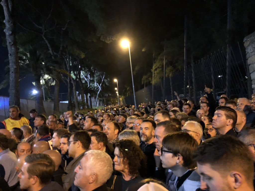 jetodareistodo's tweet image. Spurs fans badly treated outside Camp Nou. All fans funnelled through no of narrow pinch points. Fans squashed &amp;amp; frustrated. Other side were riot police waiting to pounce. Fans have to give up all rights &amp;amp; fodder for baton charges. It isn’t acceptable and must be addressed.