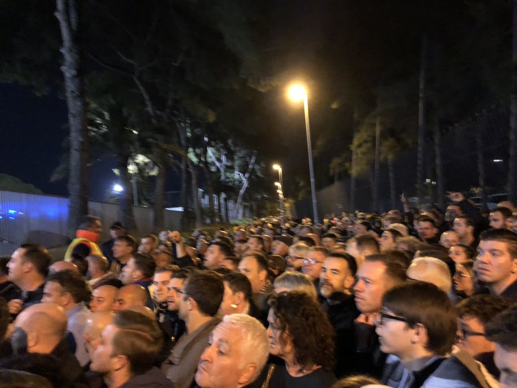 jetodareistodo's tweet image. Spurs fans badly treated outside Camp Nou. All fans funnelled through no of narrow pinch points. Fans squashed &amp;amp; frustrated. Other side were riot police waiting to pounce. Fans have to give up all rights &amp;amp; fodder for baton charges. It isn’t acceptable and must be addressed.