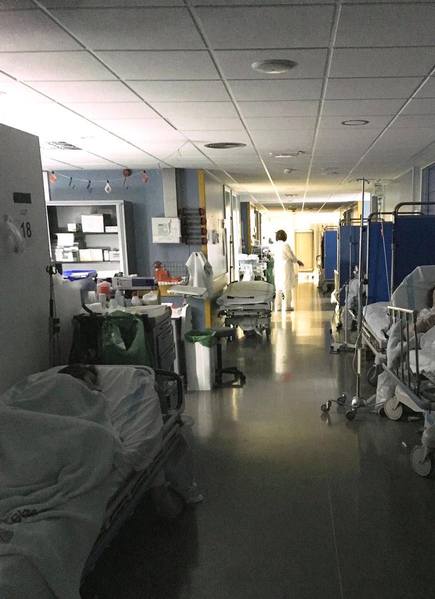 PonsNofre's tweet photo. Sala d'urgències de l'Hospital on treball. 6:30 del matí. SILENCI, TRANQUILITAT, RESPECTE. Paraules que s'estenen per l'hospital i contagien l'ambient a la resta de les plantes. https://t.co/IYjMdgAzgT