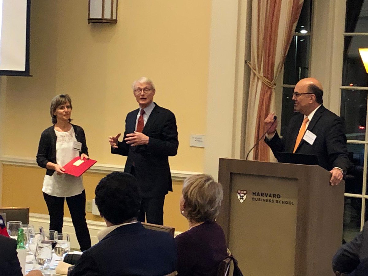 jamierwilson's tweet image. Exciting to wake up to news that our @deustoMUCI @orkestra students have won the annual @HarvardHBS award for best #MOC project for their work on the cyber security #cluster in Israel! Mari Jose Aranguren receiving the award from @MichaelEPorter - Zorionak!