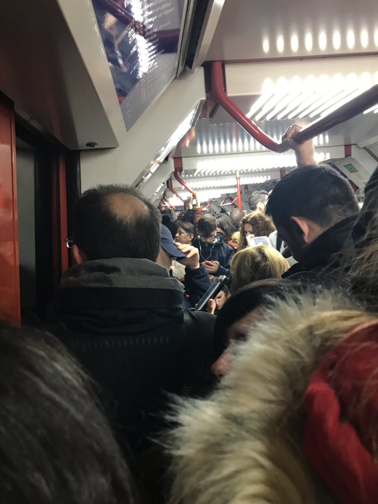 gabineila's tweet photo. Como viene siendo costumbre @metro_madrid tratando como ganado a los usuarios de la línea 9 desde #Rivas hasta #puertadearganda a las 7:40 de la mañana. En lugar de poner 3 vagones, todos bien apiñados en 2. @SufridoresMetro @Viondi @psoe_m https://t.co/VatXAmsncM