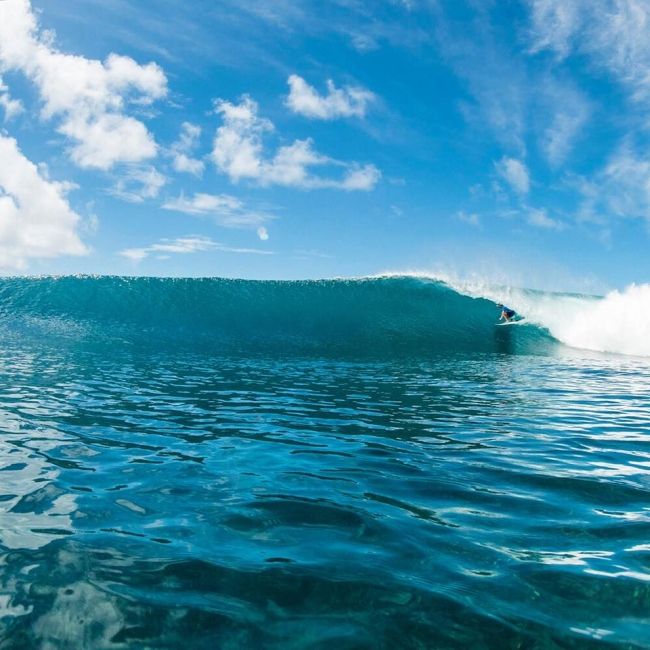 HippyTree's tweet image. It may be winter is most parts of the world, but it’s always summer in Indonesia. Tribesman Paul Clark enjoying some tube time at Bank Vaults in the Mentawai Islands. Photo by Angus Sheridan. #hippytreetribe #surfandstone #pioneersofaimlesswandering