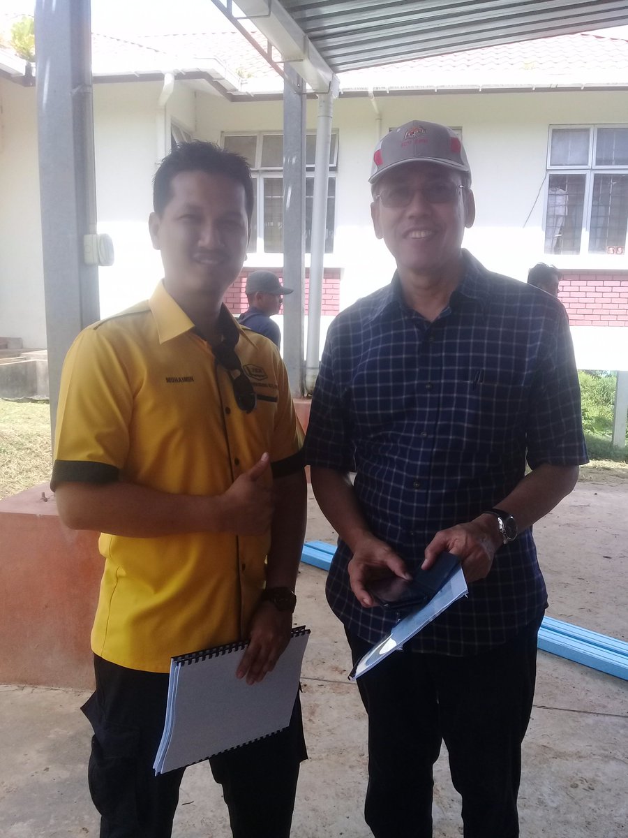 Muhaimin1511's tweet photo. #teamsolarJKR beri penerangan sistem solar hibrid di SK Belambangan, Kudat kpd Tan Sri @AhmadZakiAnsore KP ICU. 
#teamsolarJKR akan pastikan penyenggaraan terbaik, operasi &amp; kos yg efektif
@RoslanMdTaha @HajShuib @YaakobALatifCKE @Quyyum84 @JKRElektrik @JKRMalaysia https://t.co/sSIVVwP46Y