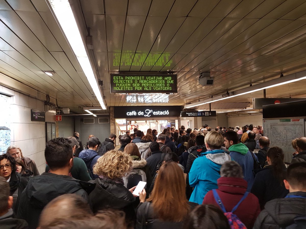 #metrobcn situación para bajar al andén de la L5 dorección cornellá en Sagrda Familia. 
Se repite demasiado a menudo <a href="/TMB_Barcelona/">TMB</a>