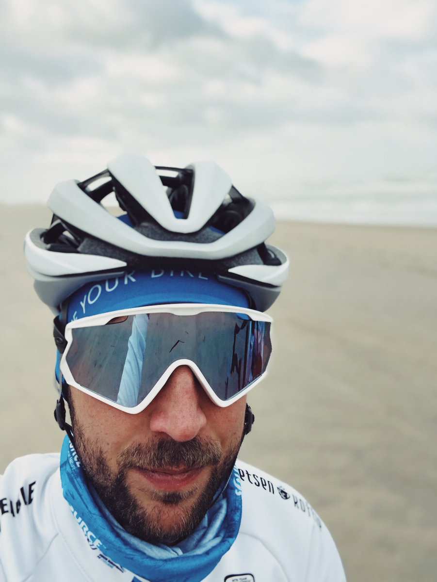 o1jasper's tweet image. Afgelopen zondag op het strand tussen Wassenaar en Scheveningen ongeveer 1/2km voor Scheveningen is mijn favoriete @oakley bril van mijn hoofd gewaaid. IK MIS MN BFF ENORM! Heeft iemand deze mayb gevonden? Lobi for RT’s ❤️