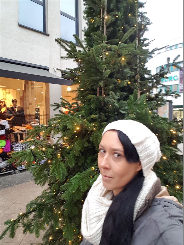 mandyychat.live    
mandyychat.live/radio/    
server33477.streamplus.de/;stream.mp3