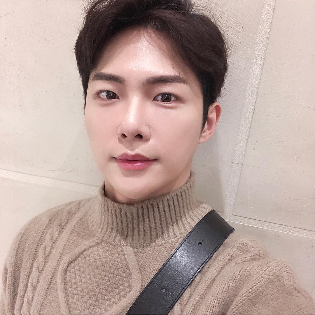 정말 정말 얇게 발리면서 파우더리한 피부 표현이 되는 #디올백스테이지 파운데이션! _ @diormakeup #디올맨 #스폰서드콘텐츠  #유료광고 디올백스테이지파운데이션 #그루밍 #남자화장품추천 #남자메이크업