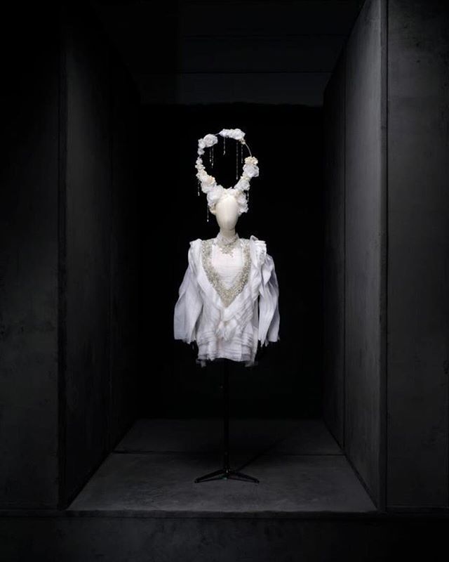 Puedes ver este traje de la colección FW 17 'Objeto Sexual' en la exposición 'Modus, a la manera de España' en la Sala Canal de Isabel II. #PalomoSpain #ModusVivendi #ModusOperandi ift.tt/2RUtr6g