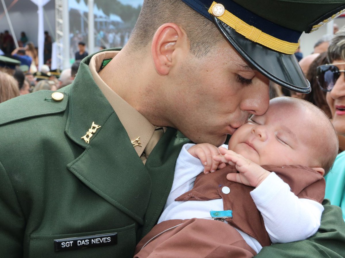 Gen_VillasBoas's tweet image. Fiquei muito emocionado como pai ao ver na solenidade de diplomação a Sargento do @exercitooficial, o 3º Sgt Das Neves acarinhar seu filho em seus braços, cobrindo-o com o manto da proteção paterna. Mais um integrante do Exército do Sgt Max Wolff daqui a 20 anos? #ObrigadoSoldado